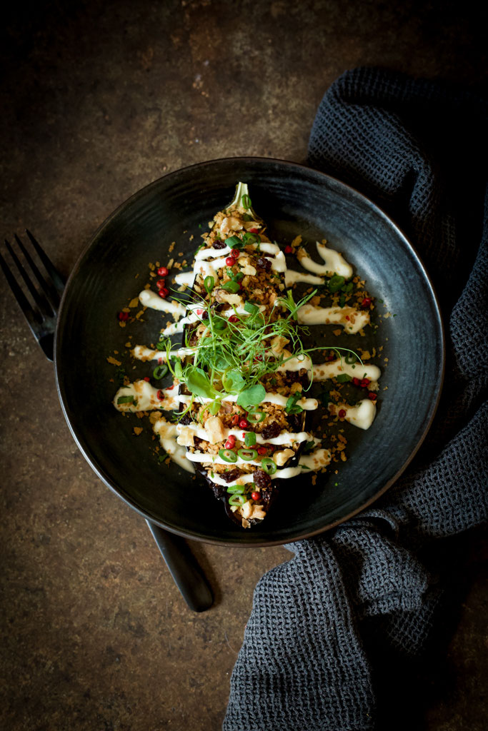 Geröstete Aubergine mit WalnussPesto, PankoCrunch, JoghurtDip