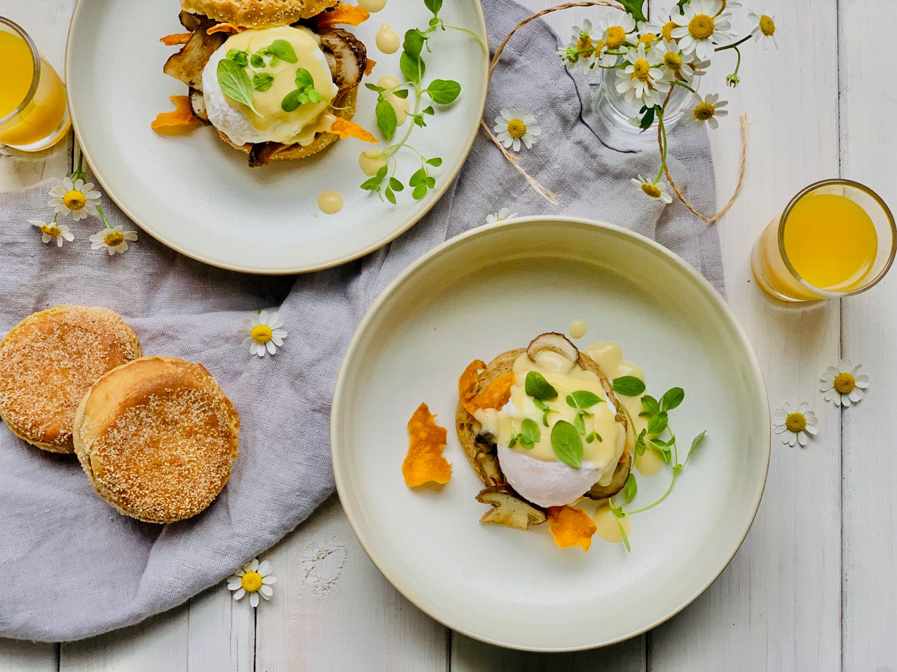 Eggs Benedict mit Kürbis & Steinpilzen auf falscher Sauce Hollandaise