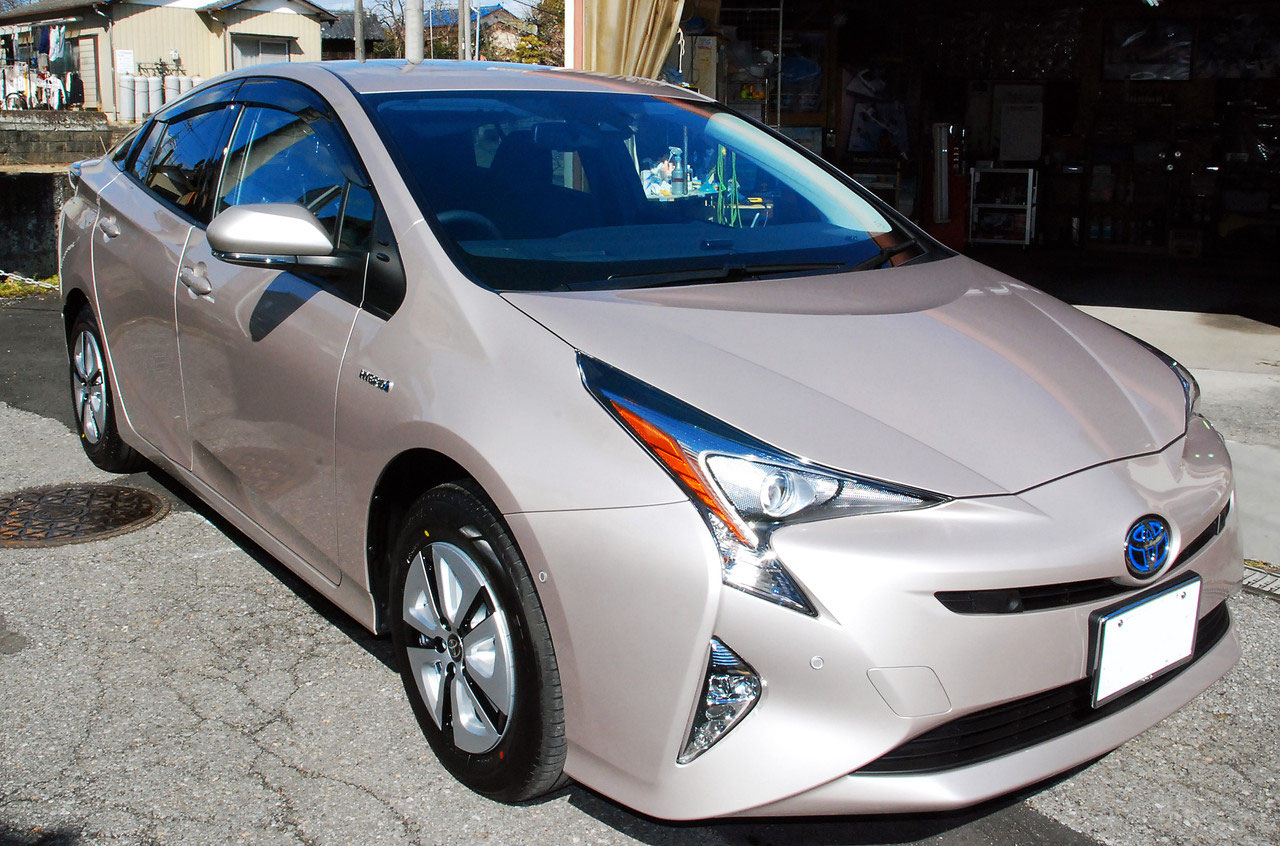 トヨタ 新型プリウス Prius スティールブロンドメタリックの磨き ボディガラスコーティング 飯野自動車コーティング 実績３１年