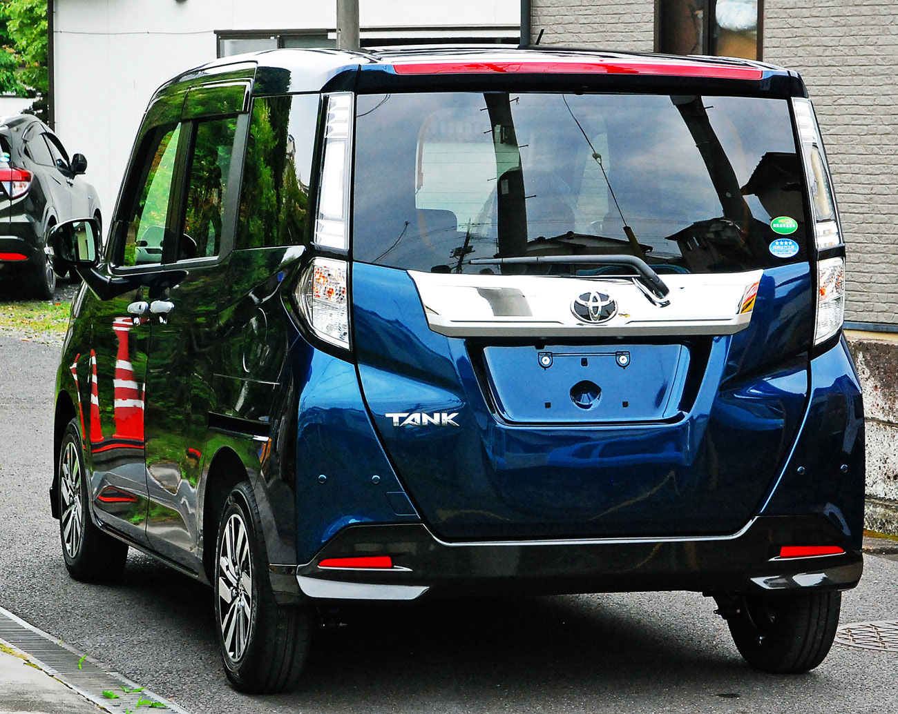 「トヨタ・タンク」レーザーブルークリスタルシャイン・新車の磨き＆ボディガラスコーティング・・飯野自動車コーティング 飯野自動車コーティング、実績31年