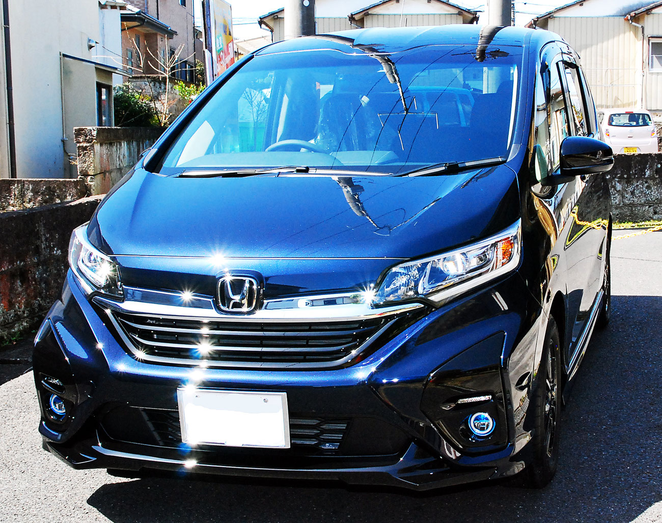 ホンダ フリード ミッドナイトブルービーム メタリック新車の磨き ボディガラスコーティング 飯野自動車コーティング 実績３１年