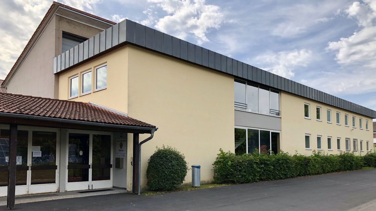 Rathaus (ehemaliges Schulgebäude) Homepage der Gemeinde Aura/Saale!