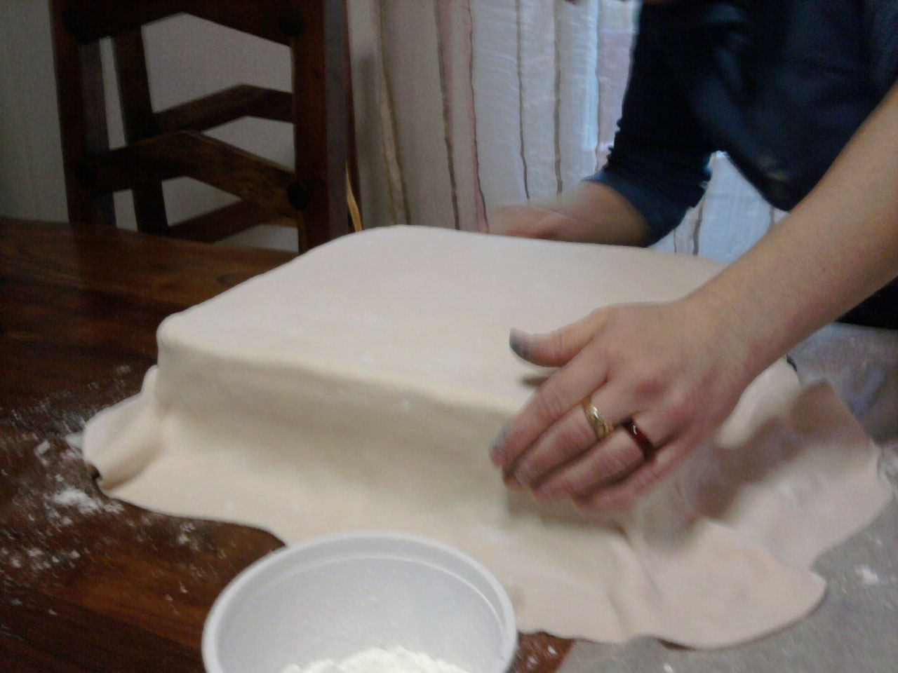 Composizione di una torta decorata su base di polistirolo - Lo zucchero  prende forma
