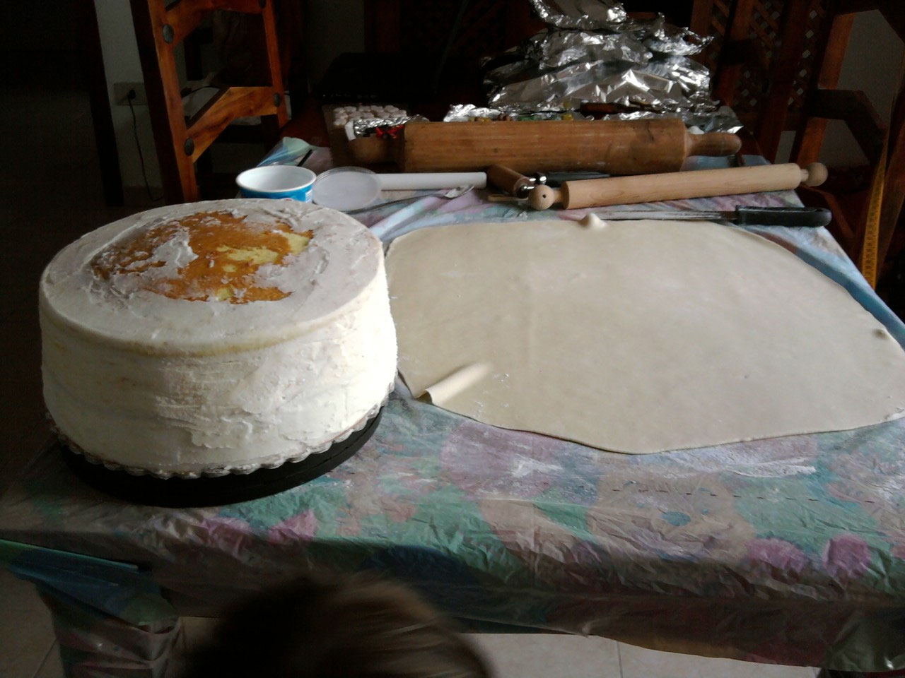 Composizione Di Una Torta Decorata Su Base Di Polistirolo Lo Zucchero Prende Forma