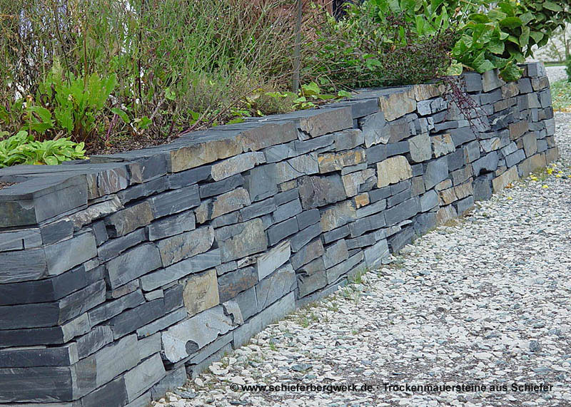 Mauern und Trockenmauern aus Schiefer. Hang- oder Böschungsbefestigung
