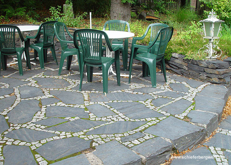 Wegplatten, Bodenplatten und Wegbegrenzungen aus Schiefer