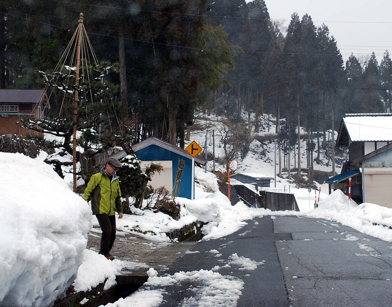 雪山を避けて出てくる歩行者に注意 人と車の安全な移動をデザインするシンク出版株式会社 雪山を避けて出てくる歩行者に注意 人と車の安全な移動をデザインするシンク出版株式会社
