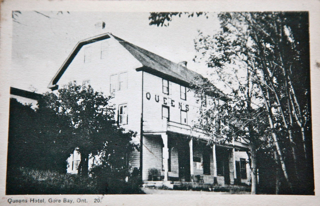 Rooms & Rates - The Queen's Inn