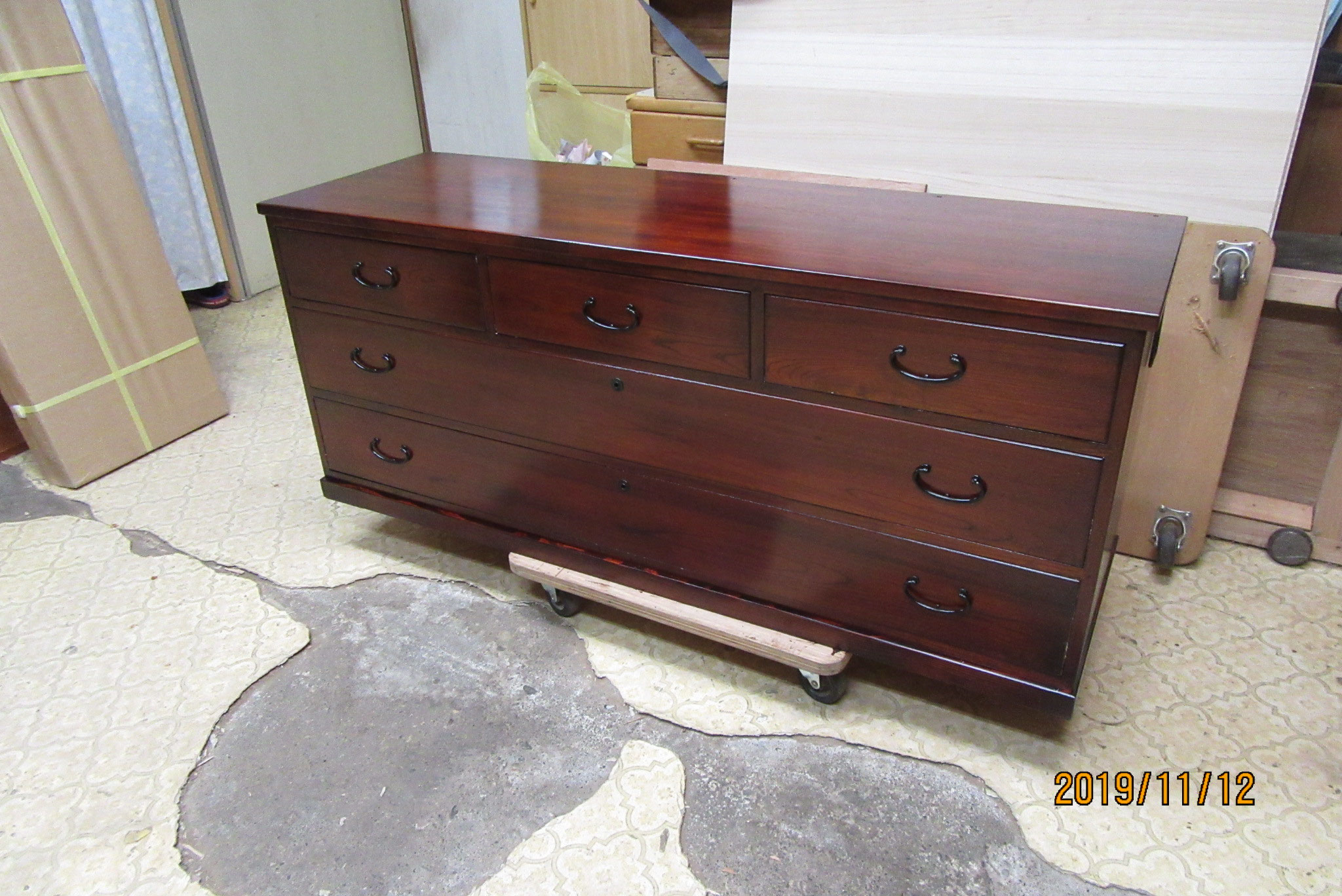 鹿児島県より箪笥リフォーム依頼を受けテレビボードになりました 名古屋市より夫婦桐たんす修理修理の依頼を受け棚板 胴縁を鉋がけして新しい桐を貼りました 桐タンス 時代箪笥の修理 杉山箪笥店