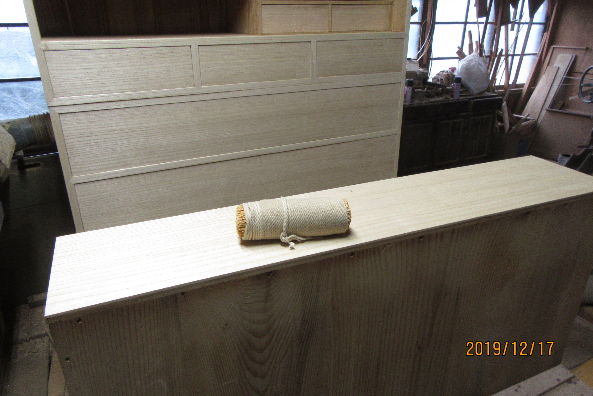 名古屋市より桐箪笥修理の依頼を受け本体と引出全面のカルカヤがけをしました 名古屋市より飾り棚修理の依頼を受け本体の削り付けをしました 格安総桐箪笥が完成しました 桐タンス 時代箪笥の修理 杉山箪笥店