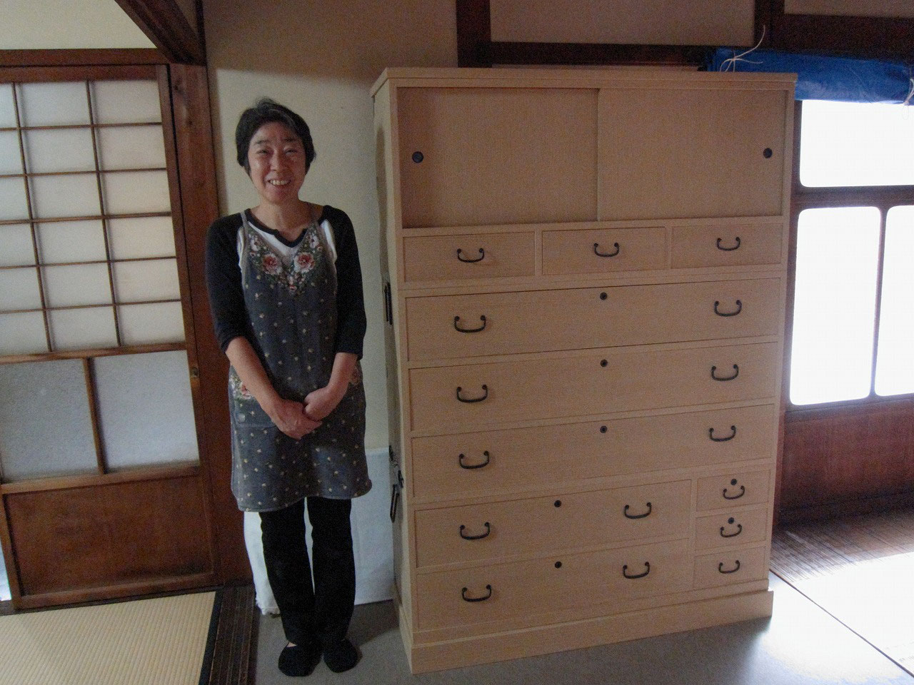 午前は名古屋市より修理依頼の桐たんすを納品して来ました 八王子市より時代箪笥修理の依頼を受け漆が乾き金物打ちを終え完成しました 千葉市より時代箪笥修理 の依頼を受け割れ修理をし塗膜取りをしました 桐タンス 時代箪笥の修理 杉山箪笥店