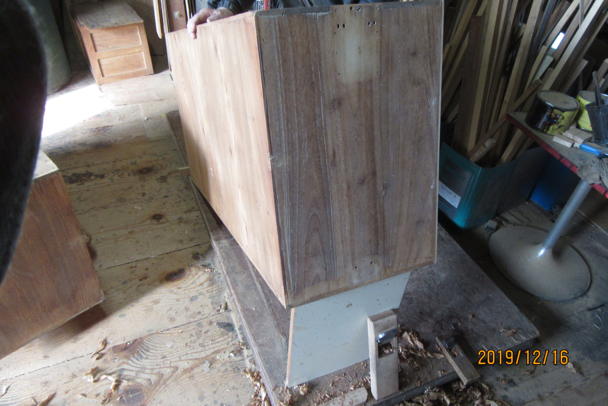 名古屋市より桐たんす修理の依頼を受け本体側板の鉋がけと引出全面の仕上げ削りをしました 名古屋市より飾り棚修理の依頼を受け内部の漆が乾いたので新しく作った桐裏板を打ちました 桐タンス 時代箪笥の修理 杉山箪笥店