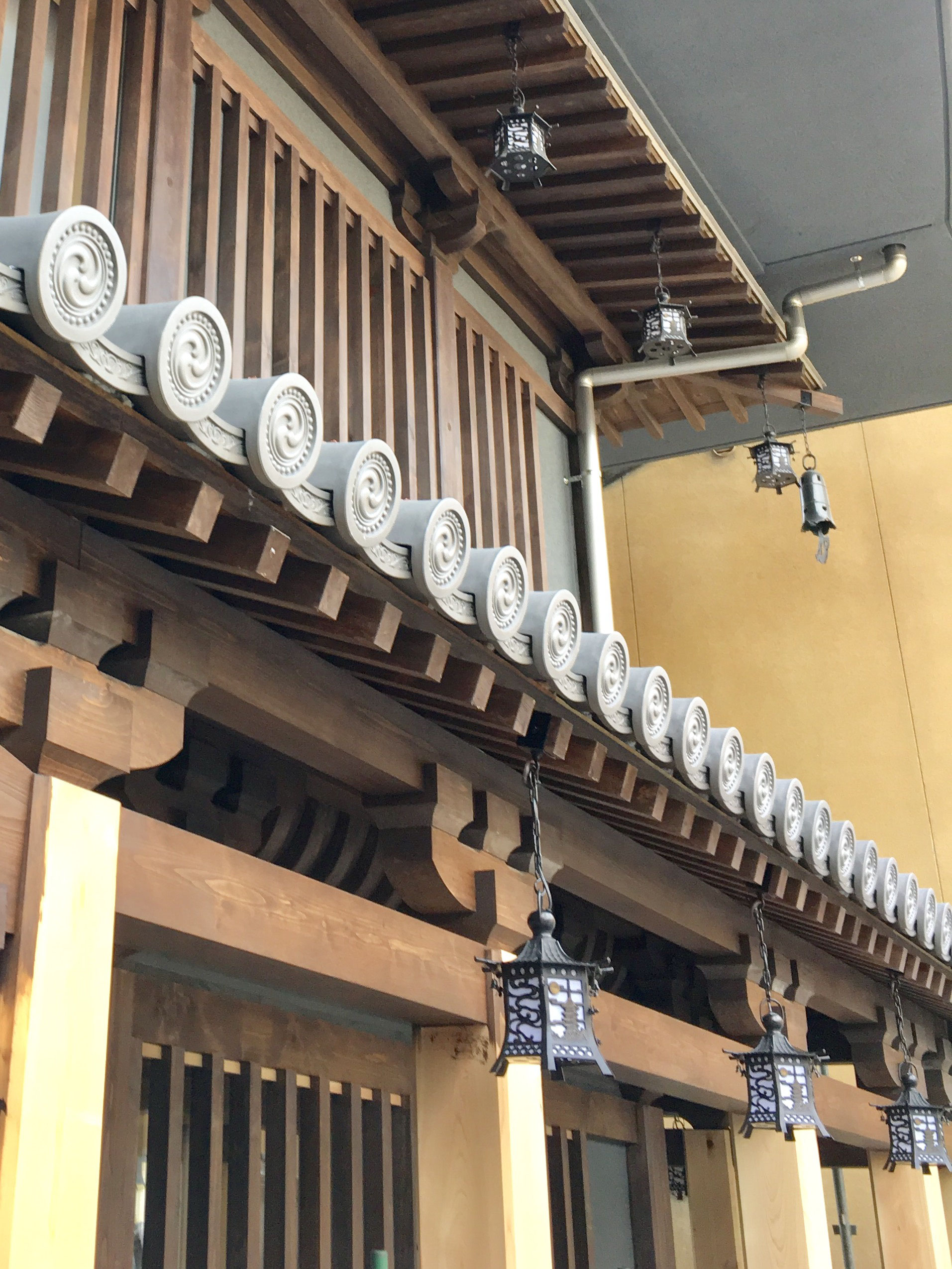 施工例】吊灯篭製作・設置 - 高岡銅器展示館