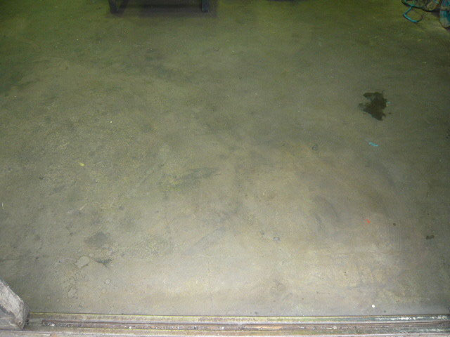 工場床コンクリートの油汚れを掃除する方法 掃除用品販売ウチイケ