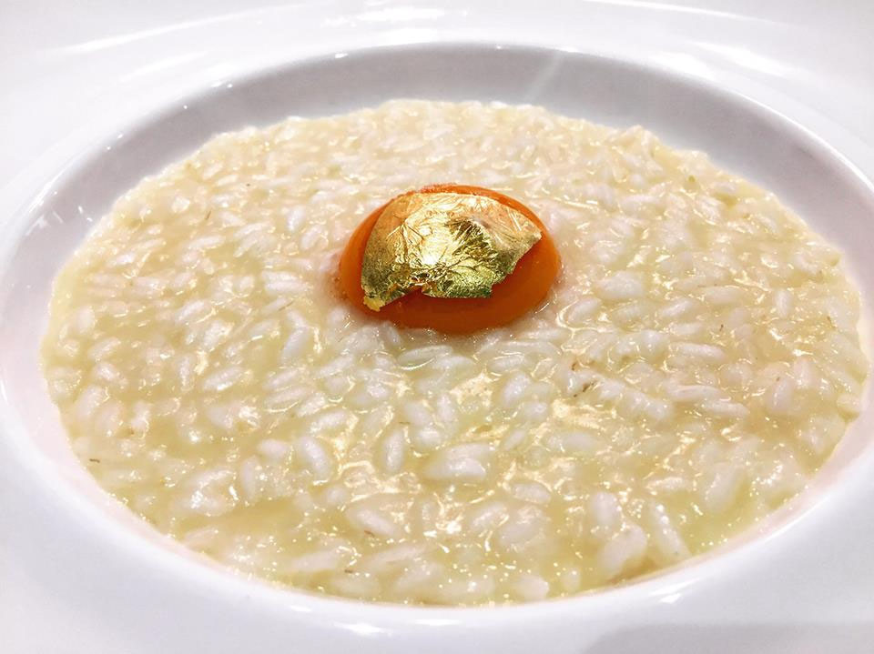Risotto con Tuorlo d'Uovo marinato nello spumante e Foglia d'Oro