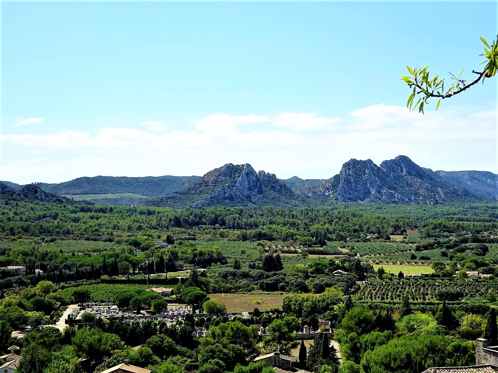 Eygalières, La chapelle Saint Sixte, la Tête de Long Jean (Alpilles