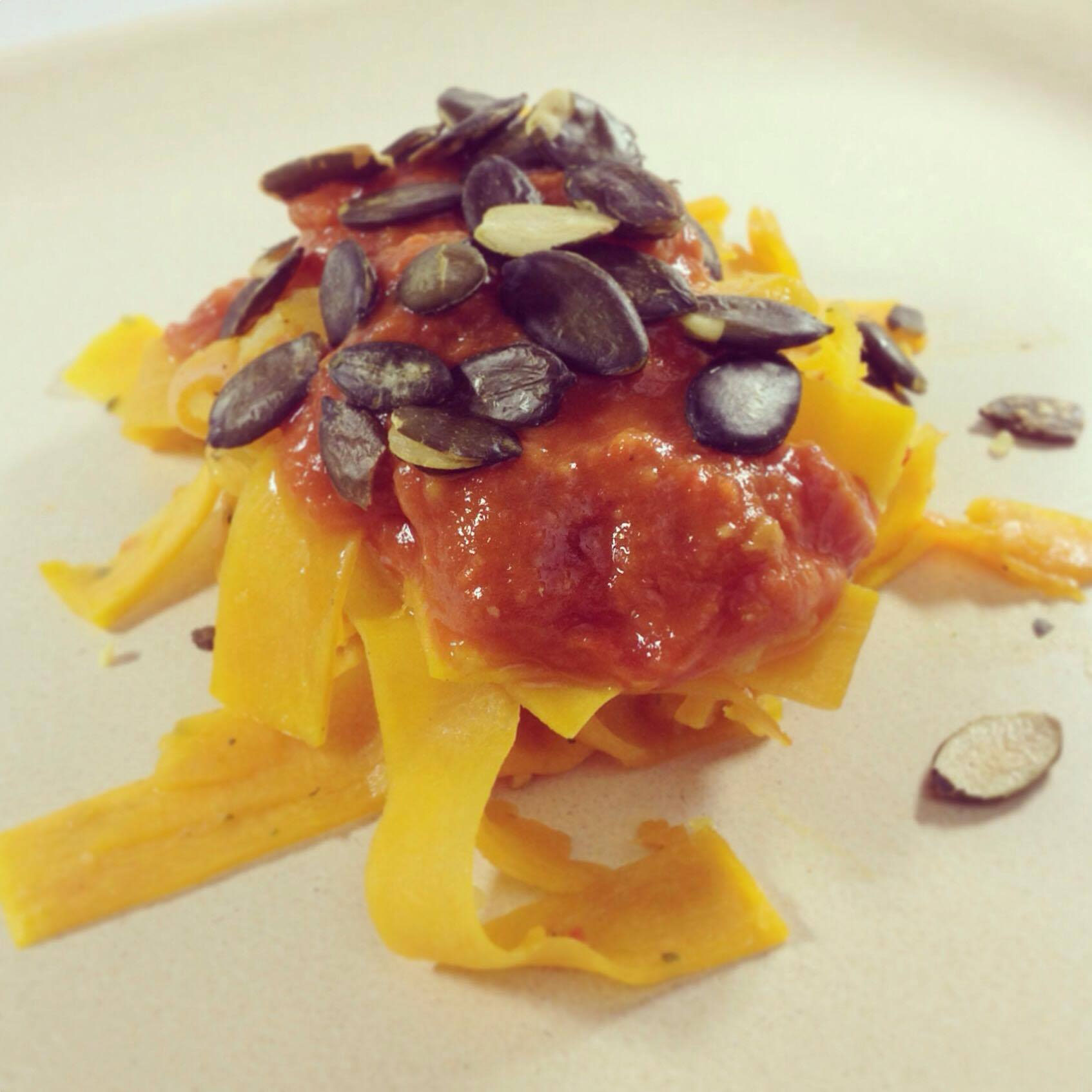 Kürbis-Bandnudeln mit Tomaten-Mojo (vegan) - Der vegane Genussblog