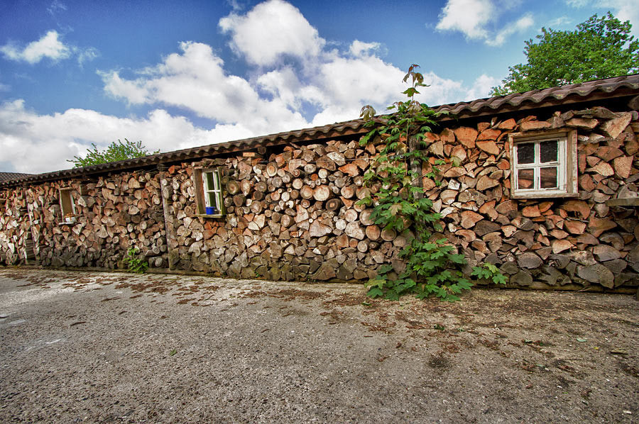 Holzwand garten, Holzstapel, Rustikaler hinterhof