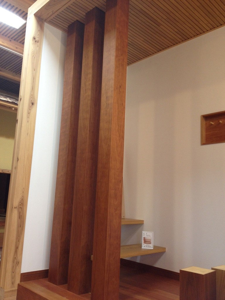 珍しい桑の柱と欅の柱
