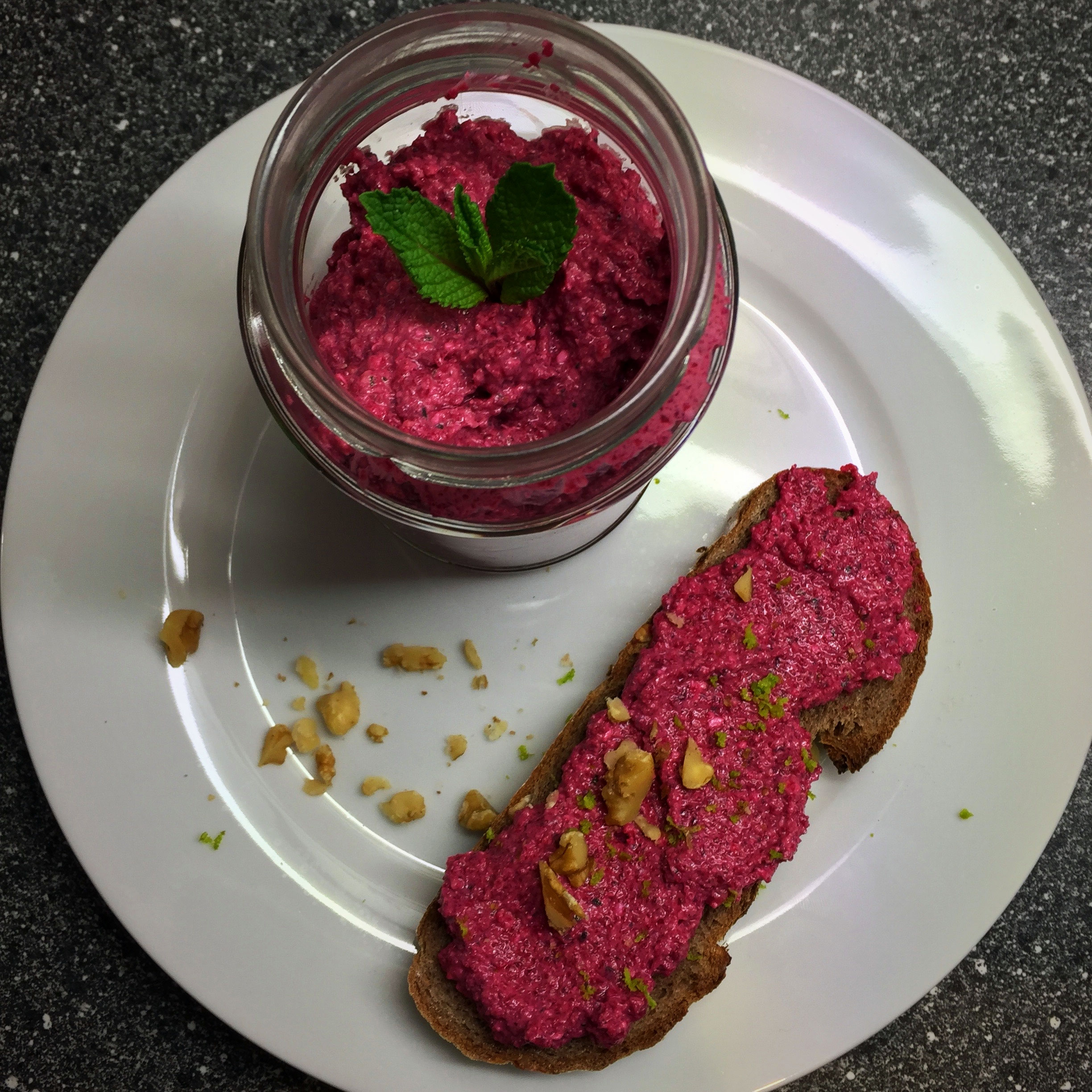 Rote Beete - Feta - Aufstrich - Brotgenuss - jetzt wird gebacken Rote Beete - Feta - Aufstrich - Brotgenuss - jetzt wird gebacken