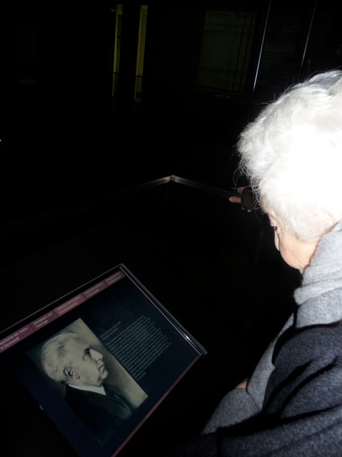 Elsbeth Juda in der Gedenkstätte Liberale Synagoge: Am Touchscreen mit dem Bild ihres Vaters Julius Goldstein, 16.11.2012 / Foto: FLS