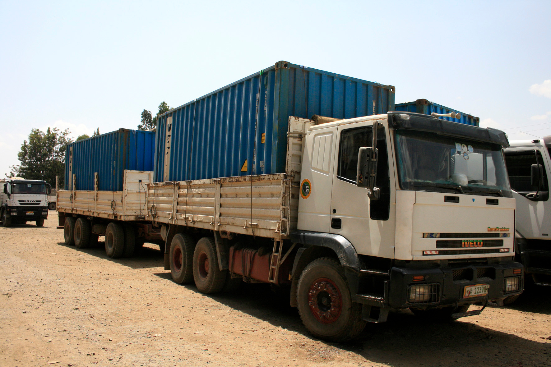 Container, die zum nächsten Hafen nach Dschibuti gefahren werden