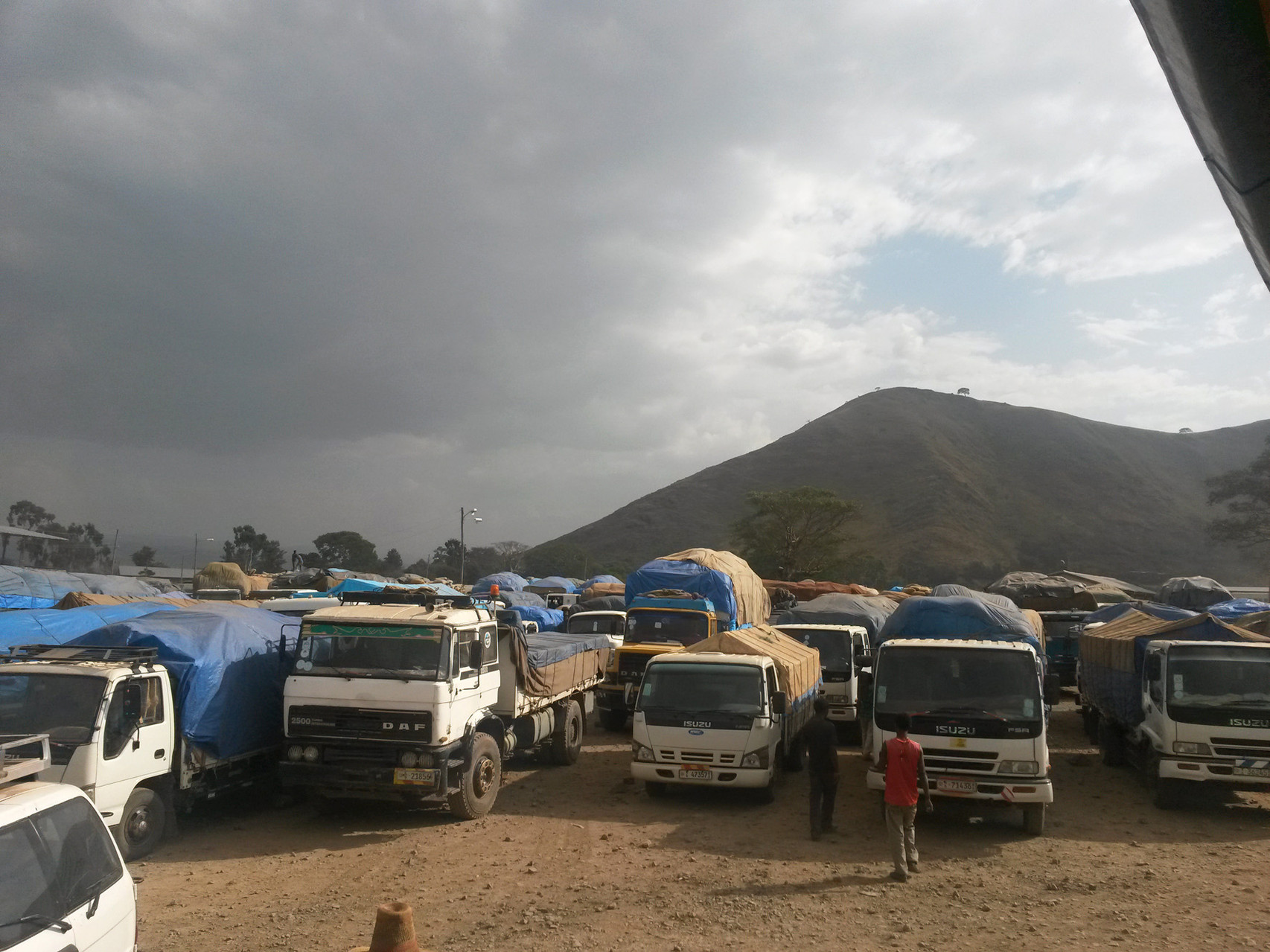 Kaffeetrucks warten auf die Bewertung ihres Kaffees durch die "Ethiopien Coffee Xchange"