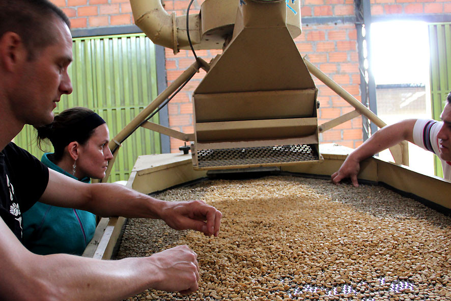 Pingo und Dina an der Trockenverarbeitungsanlage von FAPECAFES in Catamayo