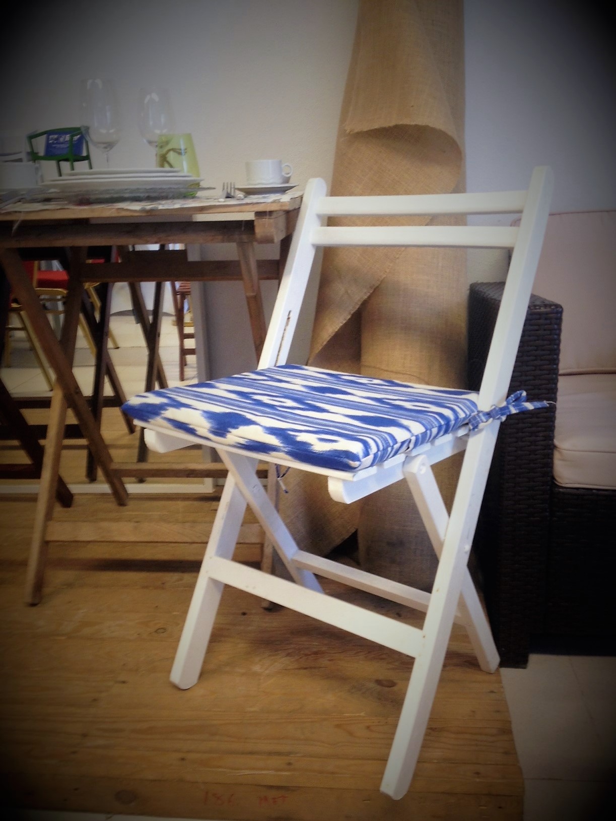 SILLA MADERA BLANCA CON COJÍN LENGUA MALLORQUINA
