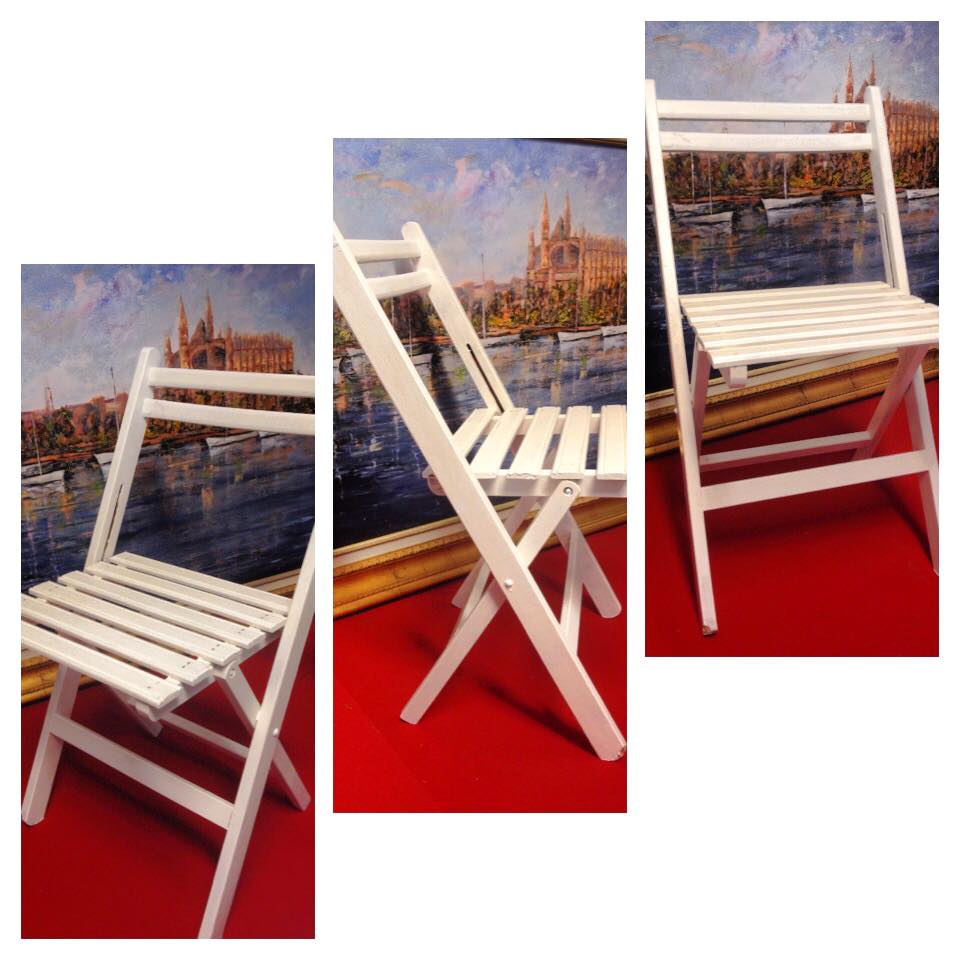 SILLA MADERA BLANCA CON COJÍN BEIG