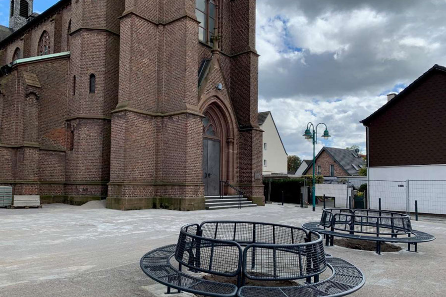 Neu gestalteter Kirchenvorplatz in Huckingen wird eingeweiht