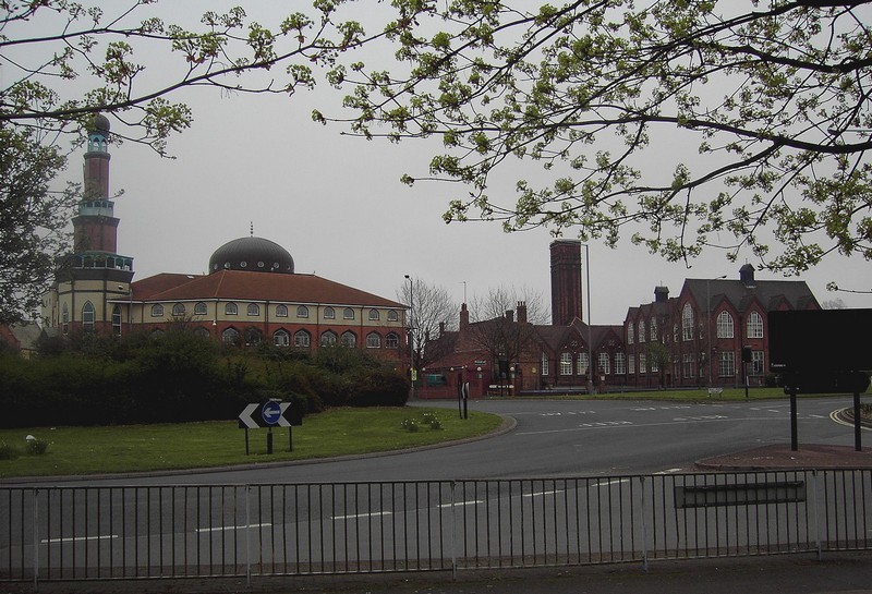 The Ghamkol Sharif Mosque, Waverley School to the right