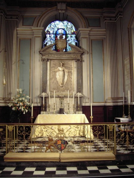 The chancel. The Ten Commandments were removed from behind the altar to the north and south walls of the chancel and replaced with the alabaster figure of Christ in Glory in 1902. 