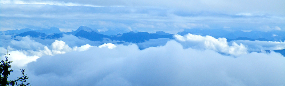 Blick über den Genfer See auf die Alpen