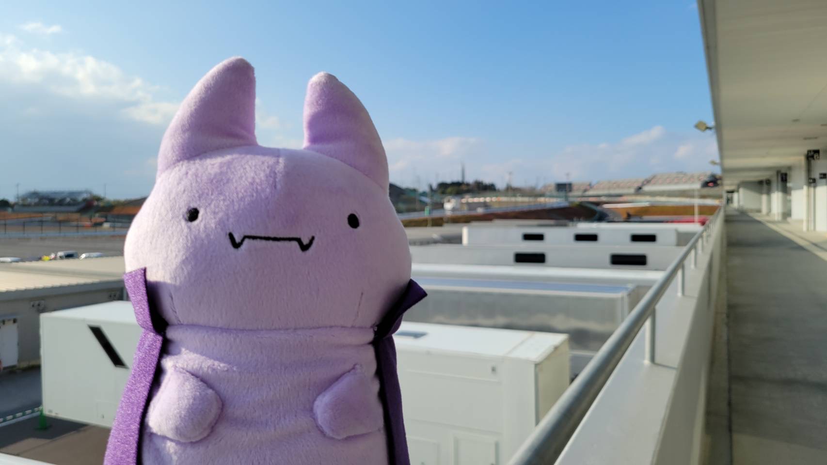(未使用品タグ付き)yukiemon M ぬいぬい刺繍入りスプリングコート サーキットにすむマモノさんぬいぐるみ - インギングの美羽ちゃん