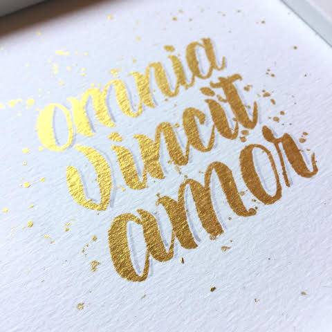 Letter Lovers buntegalerie: Handlettering amnia vincit amor