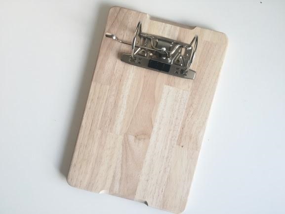 Letter Lovers beyzacreates - Anleitung DIY Klemmbrett: Ordnermechanik auf ein Schneidebrett kleben.