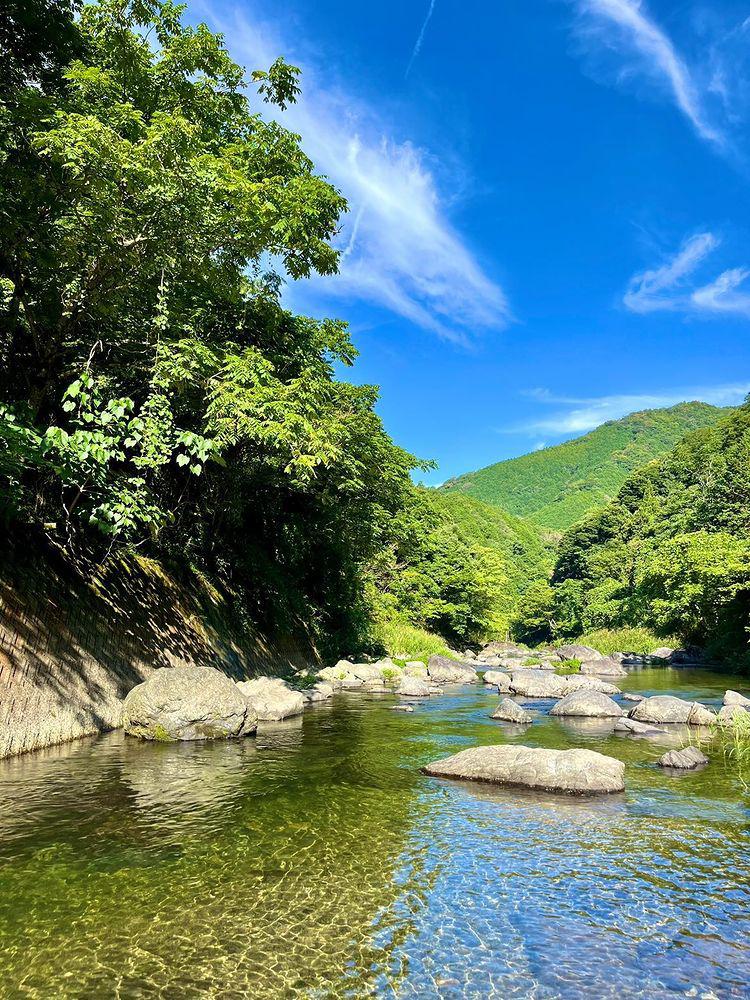 サイト目の前の川です