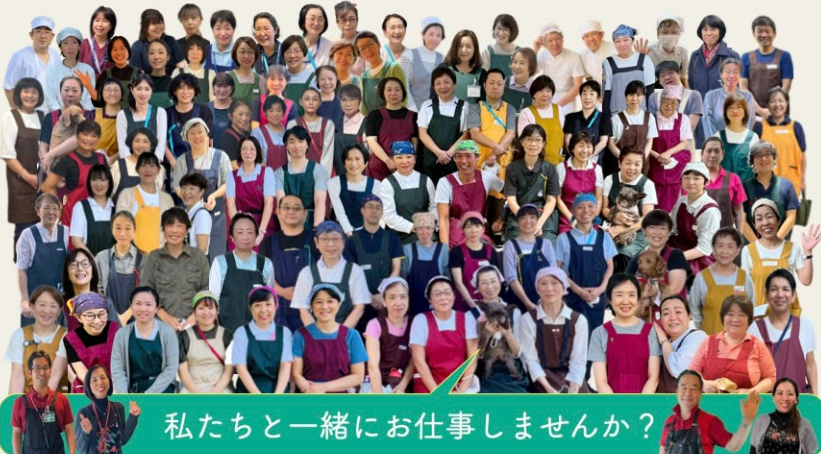 定年なしで活躍する平均勤続年数の長いシルバーヴィラ向山の介護スタッフ集合写真