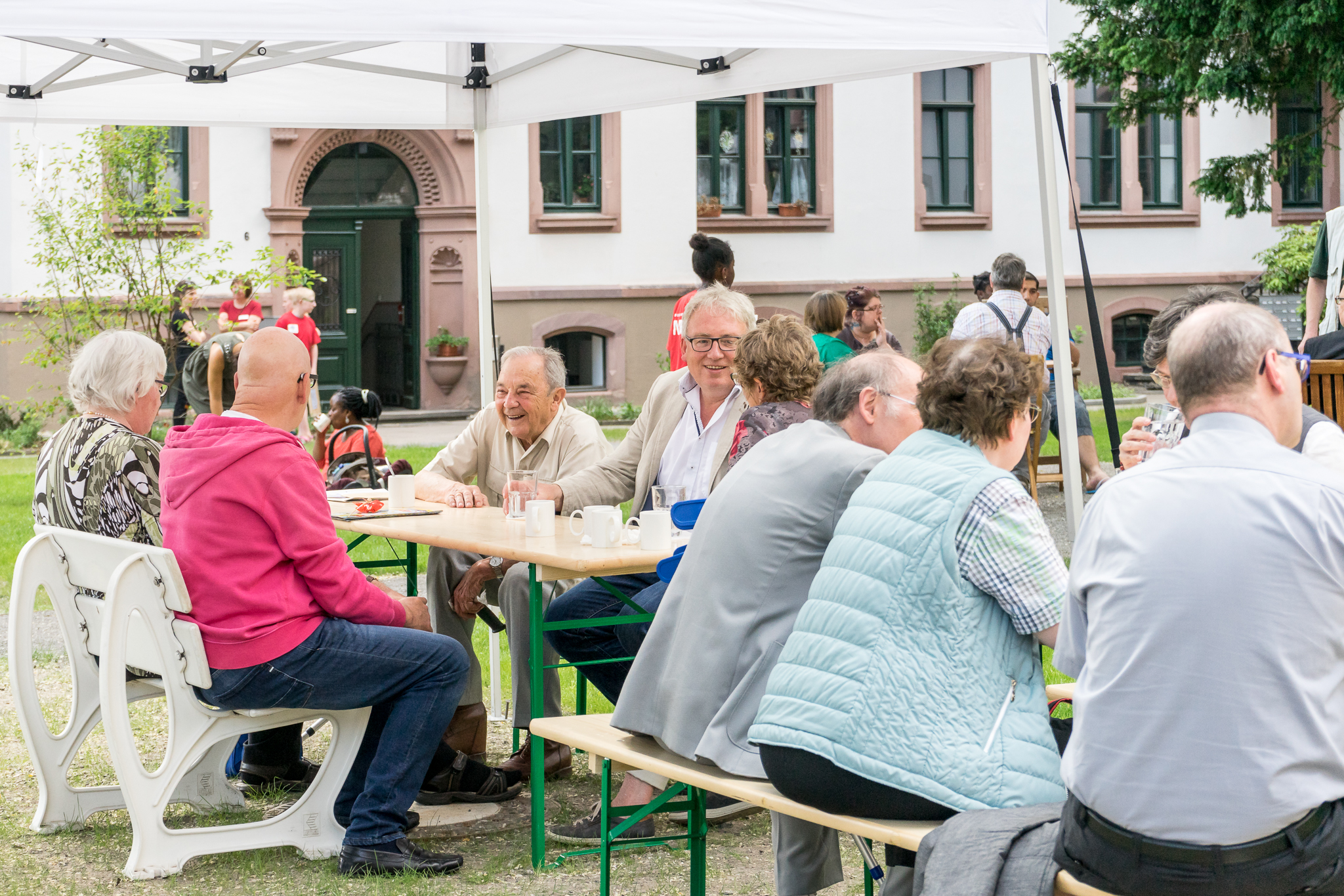 Unterschiedlichste Gäste in regen Gesprächen. Hannes Hellmann, Sprecher der CDU im Sozialausschuss, im Austausch mit Hans Hutfleß, einem sozialdemokratischen Urgestein.