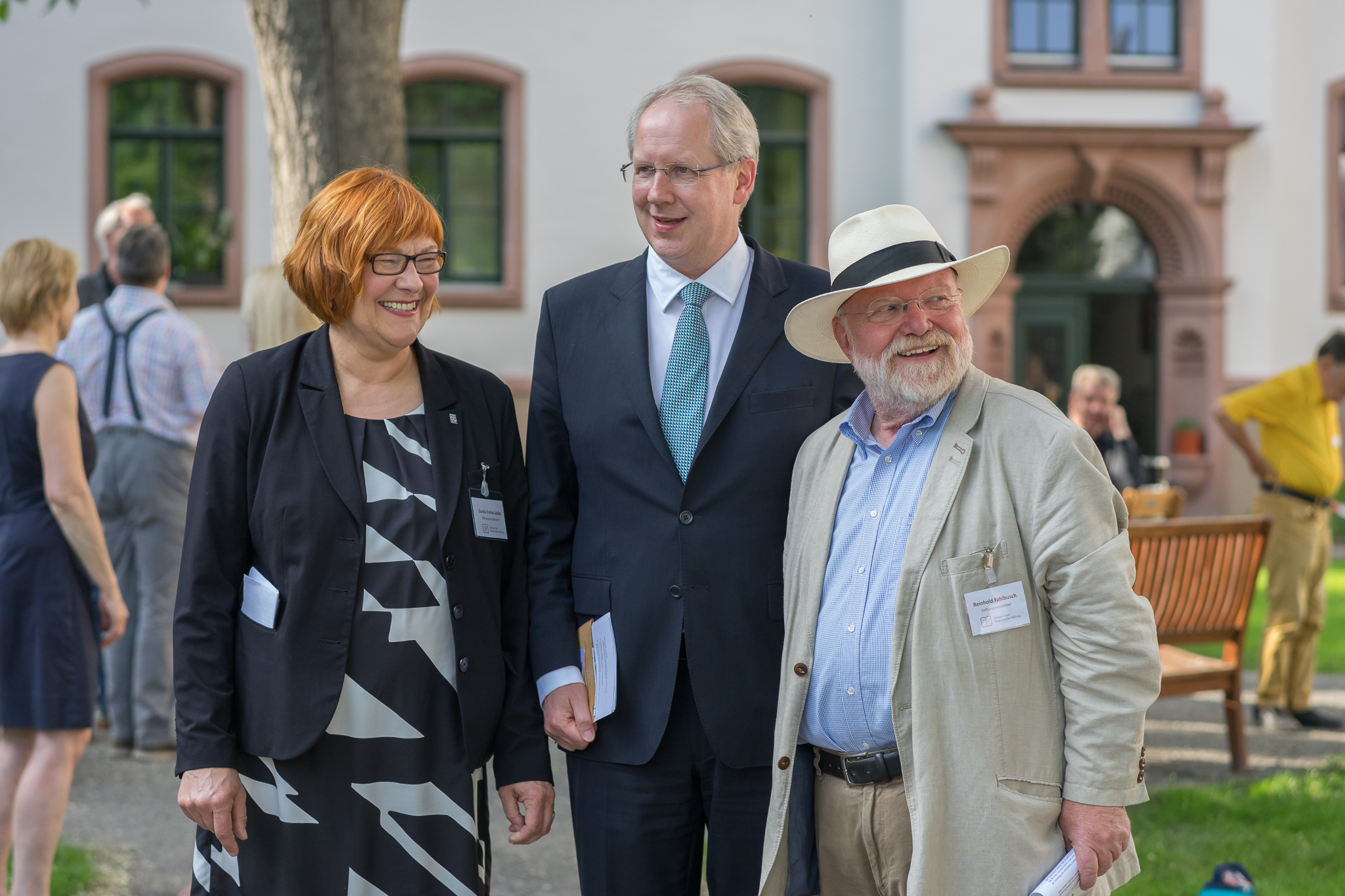 OB Stefan Schostok mit den Vorstehern der Stiftung.