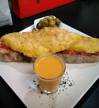 TOSTA DE TORTILLA DE PATATAS Y CEBOLLA