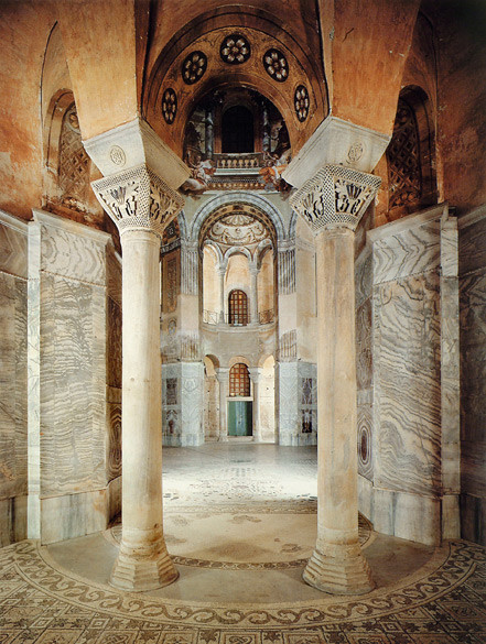 Basilica di San Vitale: campata rivestita in marmo, Marmo, VI secolo d.C., Basilica di San Vitale (Ravenna)