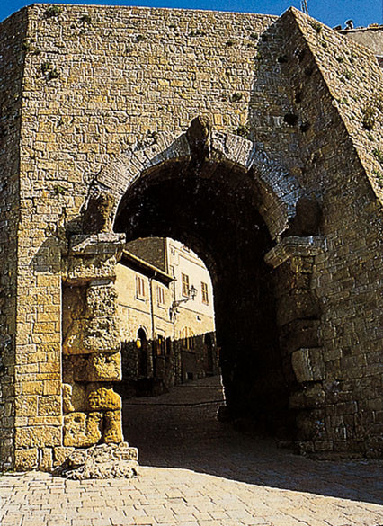 Volterra: Porta dell'Arco, Architettura in pietra, V sec. a.C., Volterra