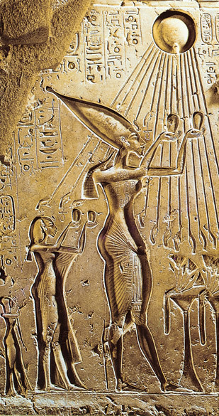 Il faraone Akhenaton adora il disco solare di Aton, Rilievo a incavo, 1347 a.C., Museo Egizio (Il Cairo)