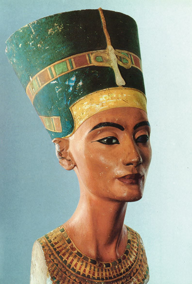 Busto della regina Nefertiti, Scultura in pietra calcarea e gesso, 1340 a.C., Staatliche Museen (Berlino)