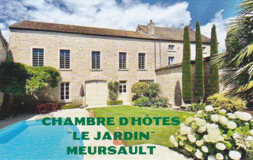Vue du jardin et de la piscine de la chambre d’hôtes Le Jardin à Meursault