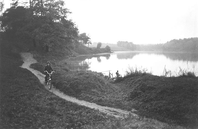 Radler und Angler | analoges Foto / Handabzug S/W | 1988 | Podmoskovie 