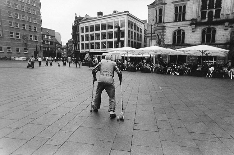 Alter mit Krücken | analoges Foto / Handabzug S/W | 2010 | Halle