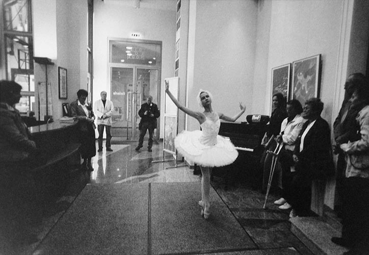 Ballerinakind im Foyer | analoges Foto / Handabzug S/W | 2000 | Halle